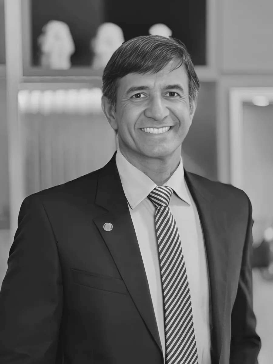 Fabio Brongar, de terno e gravata, em retrato preto e branco